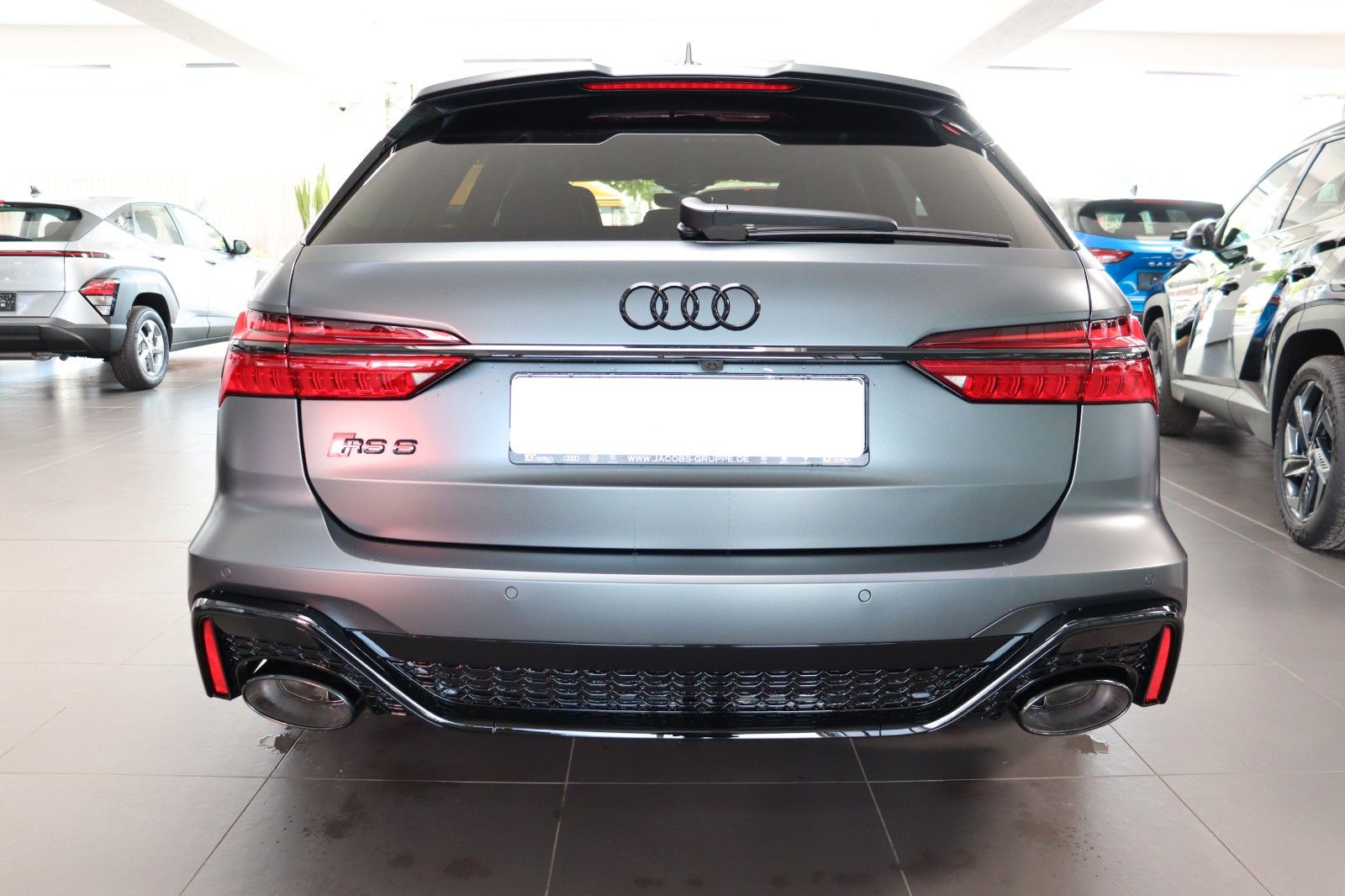 Audi RS6 Avant back
