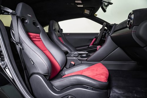 Nissan GT-R Nismo front seat