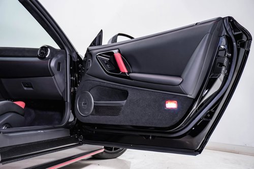 Nissan GT-R Nismo door