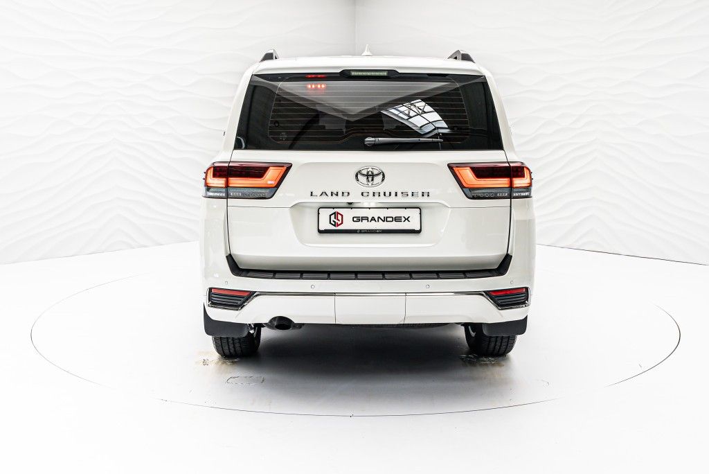 Toyota Land Cruiser back