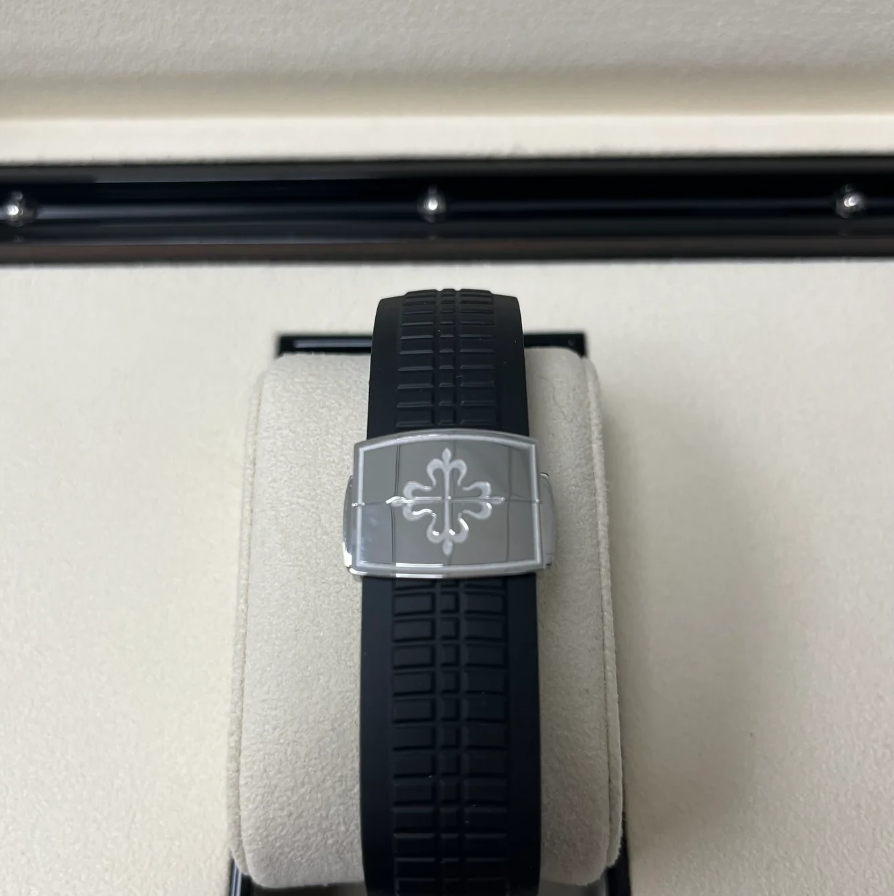 Pre-Owned Patek Philippe Aquanaut Black Dial – Bild 3