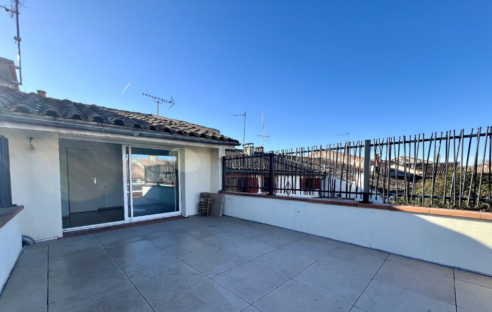 Grenade France House rooftop