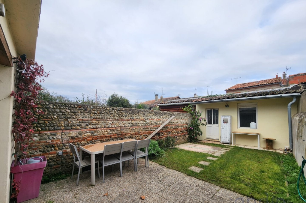 Grenade France House backyard