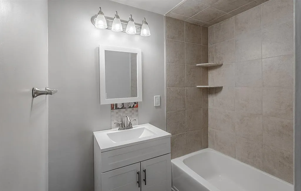 Harrison Township United States House bathroom