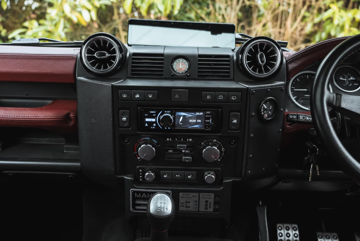 Land Rover Defender 110 XS mutimedia