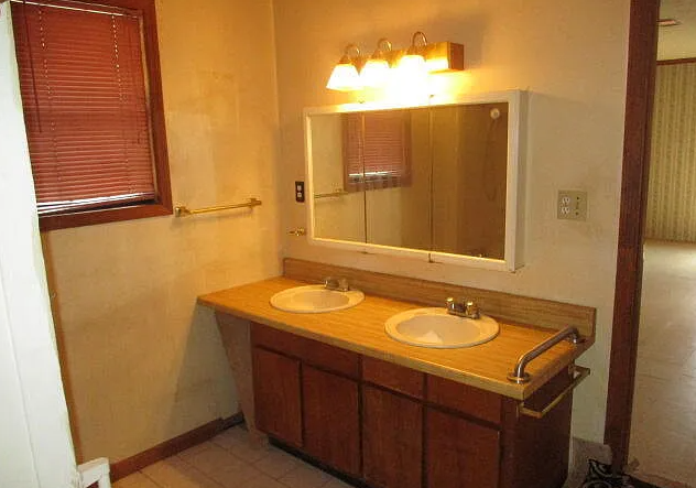 Montrose United States House bathroom