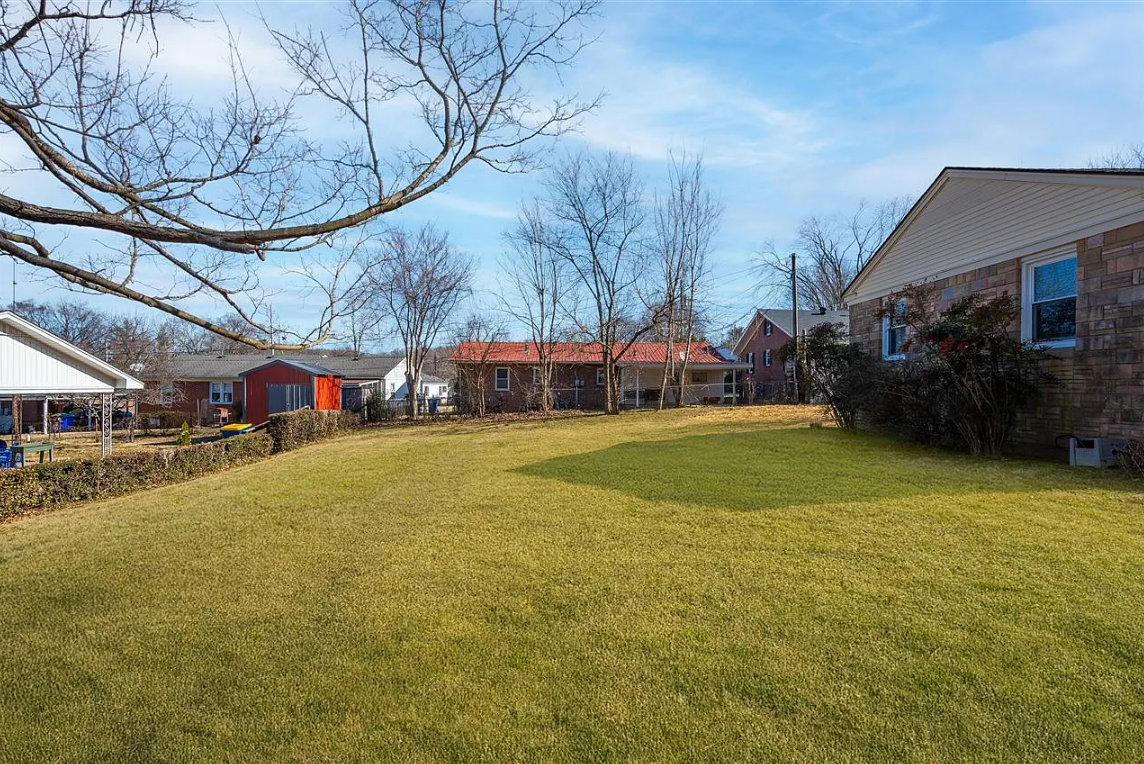 Russellville United States House backyard