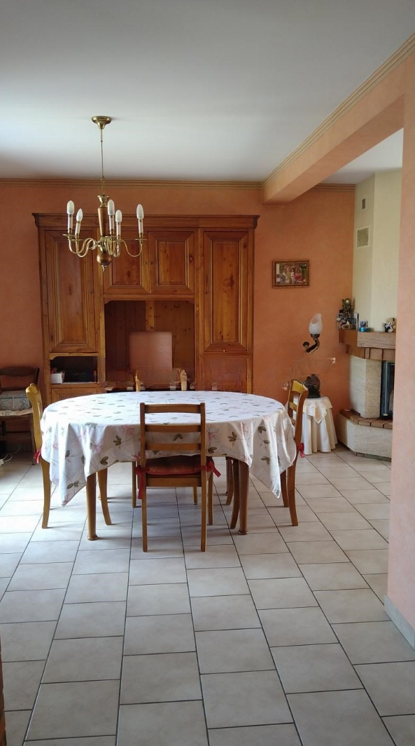 Corbeilles France House dining area